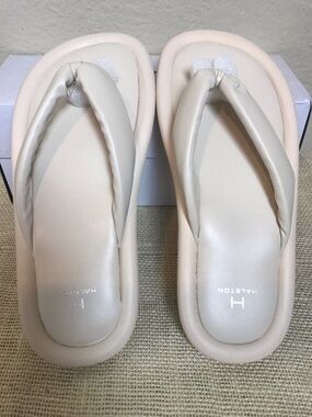 Halston NEW Women’s Padded Thong Sandals Cream Ivory Vegan Leather Size 9